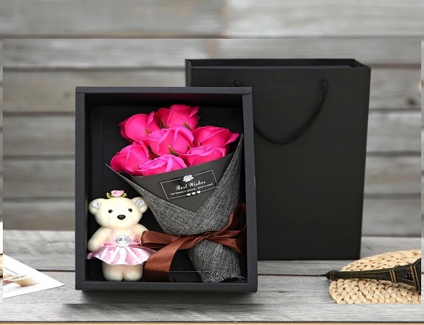 HOA HỒNG BÓ 7 BÔNG KÈM GẤU CÓ HỘP SANG TRỌNG(HỘP ĐEN, GIỎ XÁCH ĐEN)