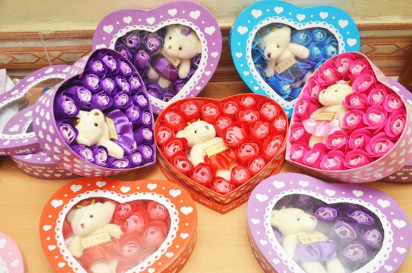 HOA HỒNG TRÁI TIM KÈM GẤU( HỘP GIẤY)